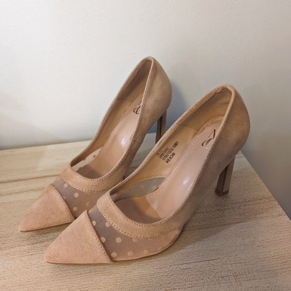 EUC New York & Company Briar Pump Light Nude Pink Polkadot Heels || Size 6.5 - Picture 5 of 6